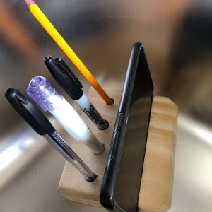 Apoya celular y esferos