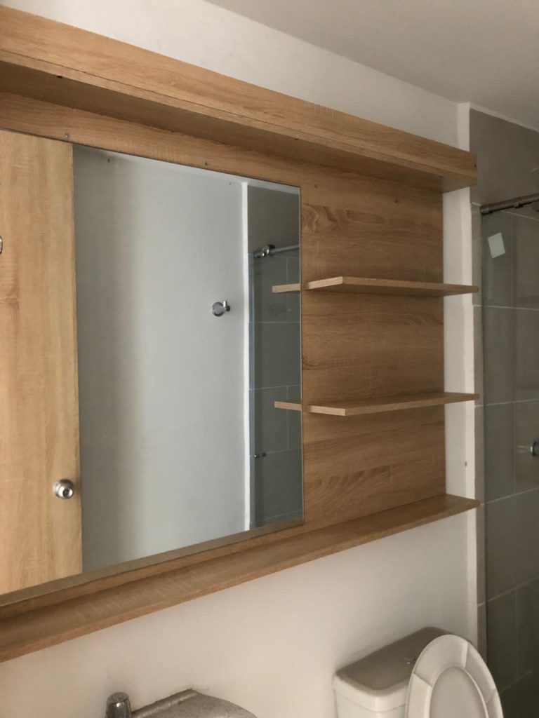 Mueble espejo con repisas 1