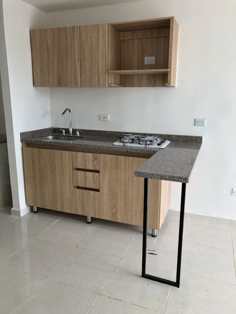 Cocina con barra y meson en granito